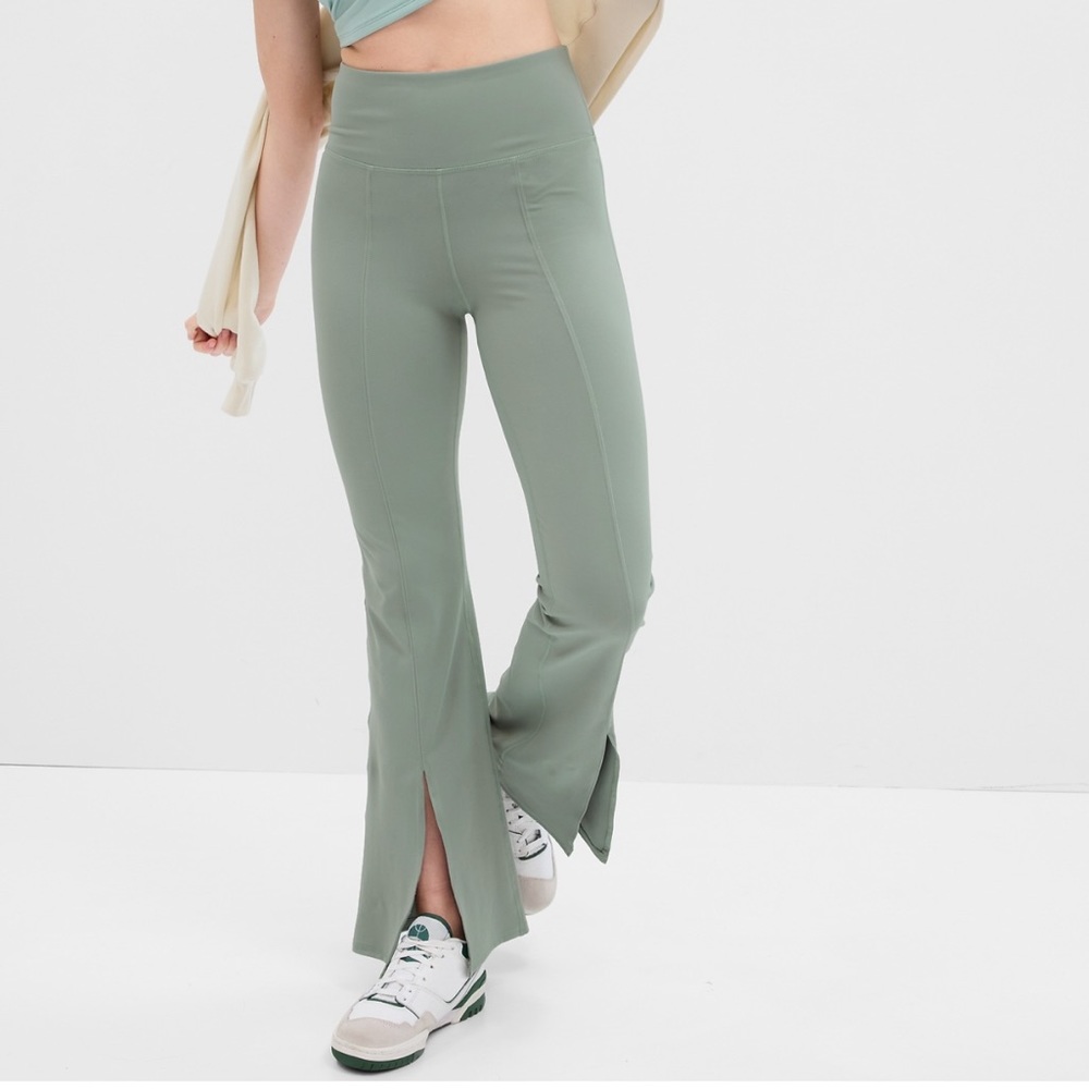 GapFit Sky High Studio Split Flare
Size medium NWT
Leggings | Gap Factory